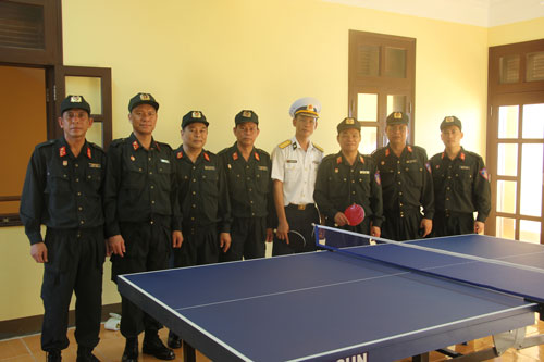 Bộ bàn bóng bàn Học viện CSND tặng các chiến sỹ Hải quân trên đảo Đá Lớn A.